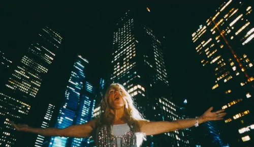 Avec Ravers, Ellie Goulding déclare son amour aux clubs et au monde...