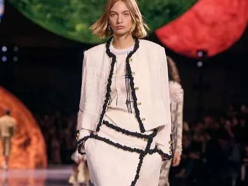 FG CHIC : L'Aube d'une Nouvelle Ère, Le Défilé Chanel sous le...