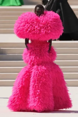 Balenciaga Haute Couture : Pierpaolo Piccioli ouvre un nouveau...