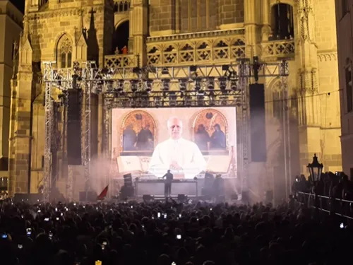 Le Vatican a organisé une messe électro devant une cathédrale