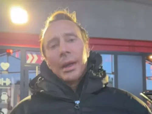 Le visage de Bob Sinclar est méconnaissable