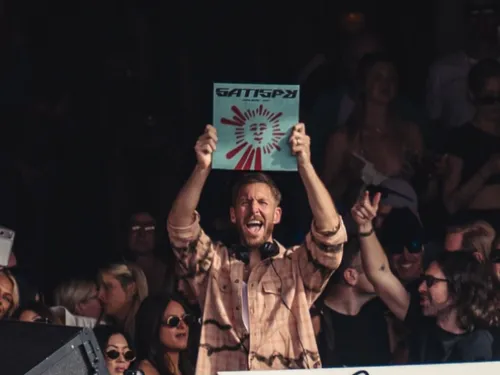Calvin Harris et Jazzy lancent l’été avec Satisfy