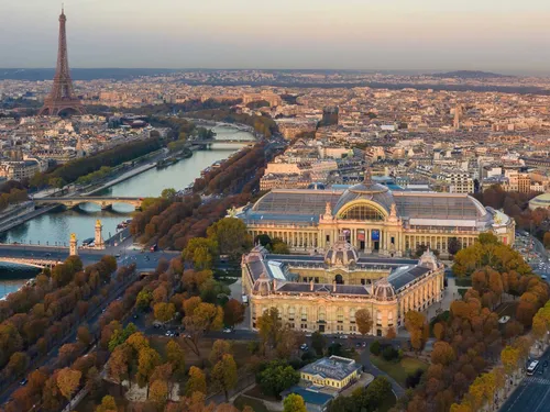 FG CHIC :  Art Basel Paris Redéfinit l'Élégance Artistique 