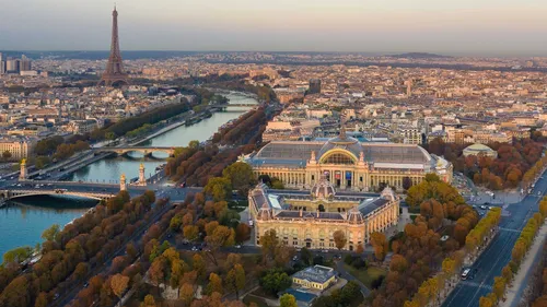 FG CHIC :  Art Basel Paris Redéfinit l'Élégance Artistique 