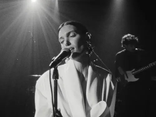 The way we touch, encore un single réussi pour Charlotte Cardin