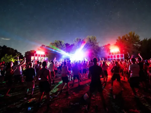 Entre fête et vigilance, la free-party du Morbihan se poursuit