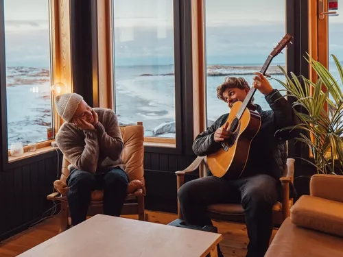 En pleine tournée européenne, Kygo sort Hold On Me avec Sandro Cavazza