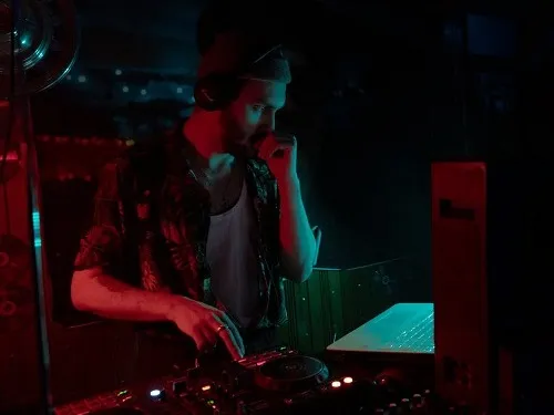 Une personne, plusieurs carrières : les DJs sont-ils des slasheurs ?!