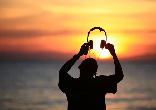 Et pour vous, c’est quoi le son électro de l’été ?