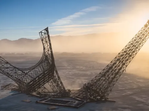 La Tour Eiffel s’écrase dans le désert du Burning Man