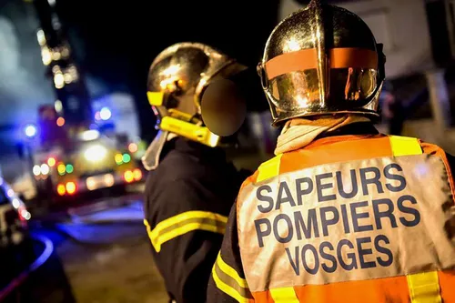 Un mort dans un choc frontal entre une voiture et un camion à...