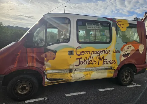 Percuté en pleine nuit : le camion colorés de la Compagnie des...