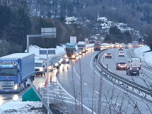 [MAJ] Circulation toujours coupée sur la RN57 : un poids lourd...