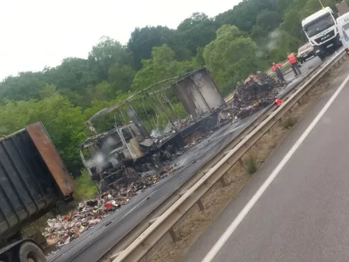 Poids lourd en feu sur l'A33 : l'autoroute coupée depuis 3h ce...