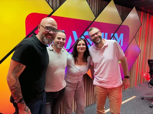 STEPHANE ET NEJLA DE L'AMOUR EST DANS LE PRÉ