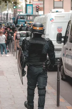 Violences urbaines en marge du mouvement lycéen : le parquet de...