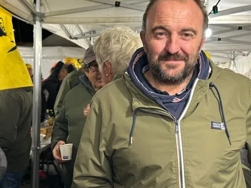 Agriculteurs en colère : actions symboliques contre les centres des...