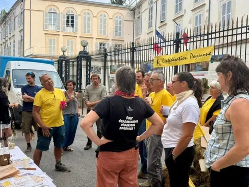 Foix, les agriculteurs déposent symboliquement le bilan