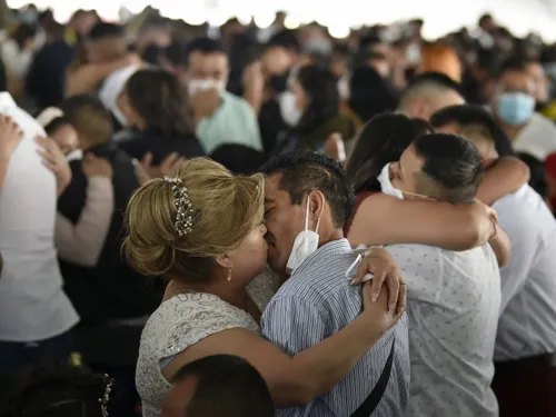 Mexico : 660 couples se marient lors d'une grande cérémonie...