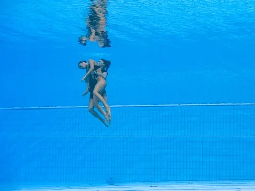 Une nageuse de natation synchronisée sauvée de la noyade par son...
