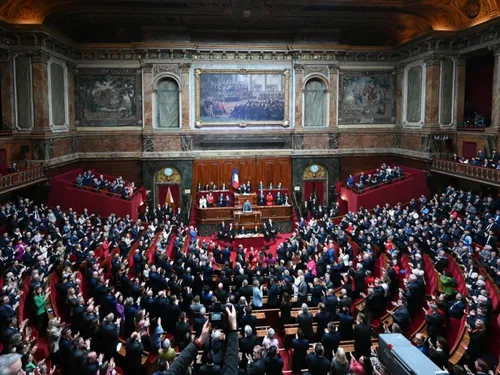Le Parlement, réuni en congrès, vote l’introduction de « la liberté...