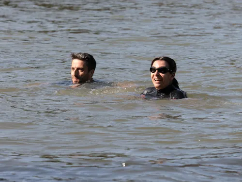 JO 2024 : Anne Hidalgo s’est enfin baignée dans la Seine (VIDEO)