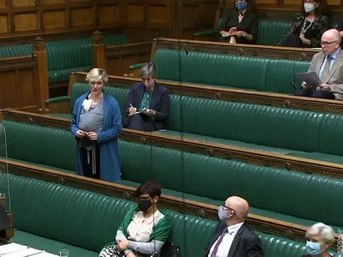 Venue au Parlement avec son bébé, une députée britannique est...