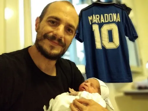 "Mara" et "Dona" accueillent leur petit frère, "Diego"