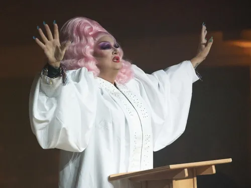Apparu en drag queen à la télé, un pasteur sanctionné