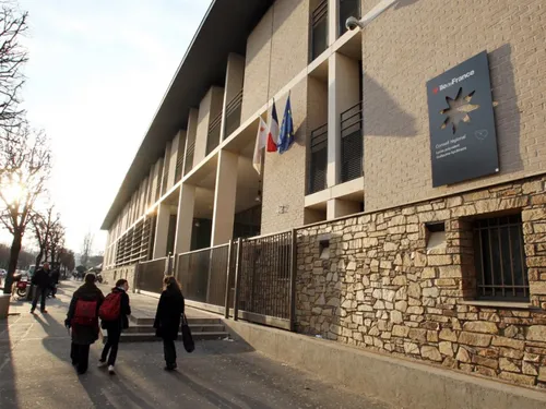 Val-de-Marne : un adolescent mortellement poignardé devant un lycée