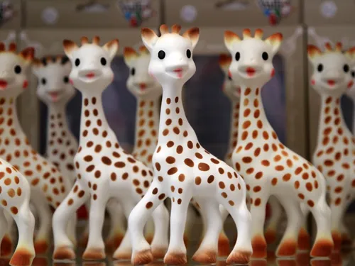Paris : Sophie la Girafe entre au musée Grévin