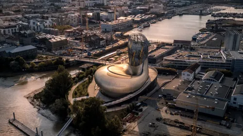 Cité du Vin : une descente en rappel pour mettre en avant le combat...