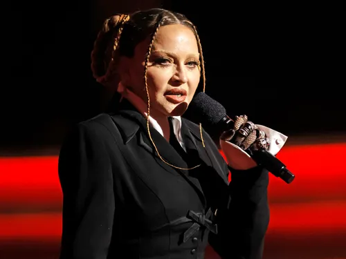 Après "une grave infection bactérienne", Madonna est contrainte de...