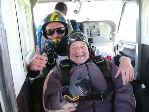 A 103 ans, elle bat le record du monde de saut en parachute