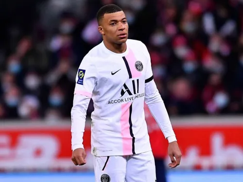 Kylian Mbappé en colère après une caricature de son père sur Twitter