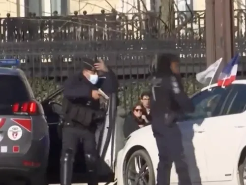 Paris : un policier pointe son arme sur un automobiliste place de...