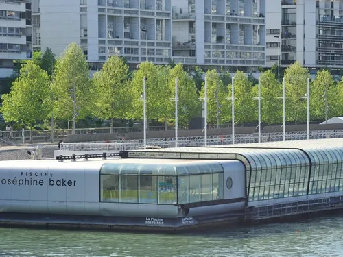 À Paris, cette piscine vous permet de nager sous les étoiles !