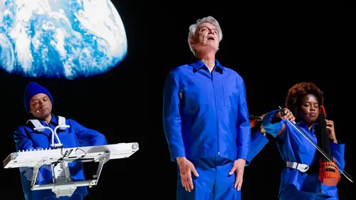 David Byrne clôture sa tournée mondiale à Paris en mars