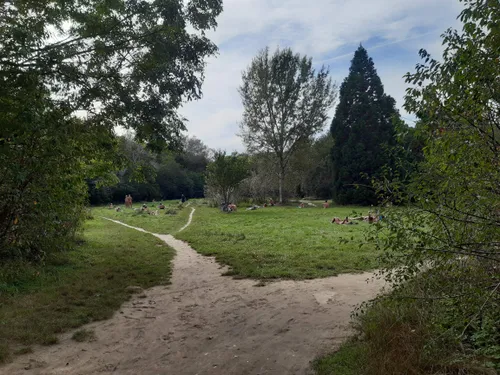 On a testé l’espace naturiste du bois de Vincennes