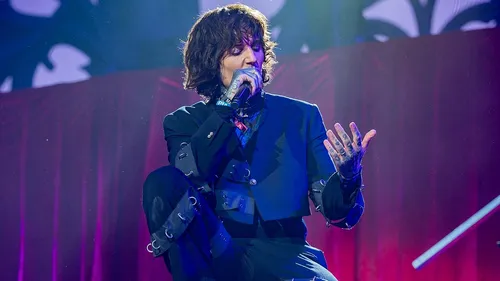 Oli Sykes (BMTH) dans les vapes après avoir reçu un téléphone en...