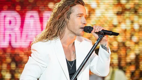 Julien Doré évoque une pause après sa tournée triomphale