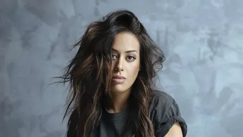 Ciné, scène, télé, Amel Bent est partout en 2026 !