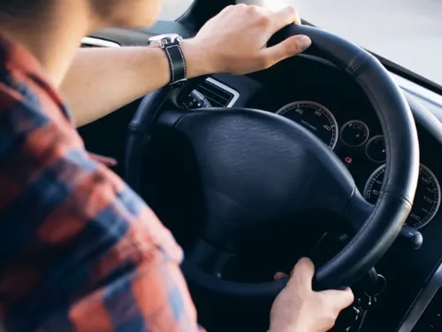 Des caresses sur les cuisses : le moniteur d’auto-école jugé pour...