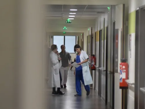 Variant Omicron : l'hôpital public va "tanguer" en janvier en...