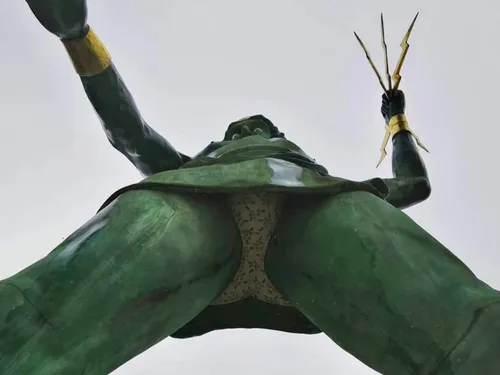 Parc Astérix : Zeus dévoile son nouveau slip 