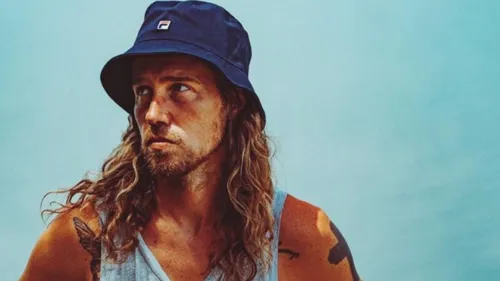 Julien Doré annonce deux concerts "sans chichi" à la salle Pleyel...