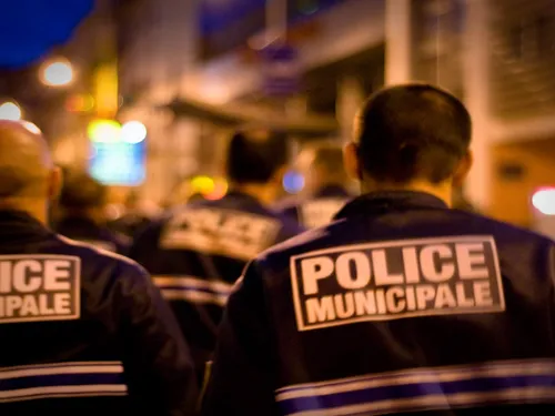 Paris : une voiture percute une terrasse de bar ; un mort et...