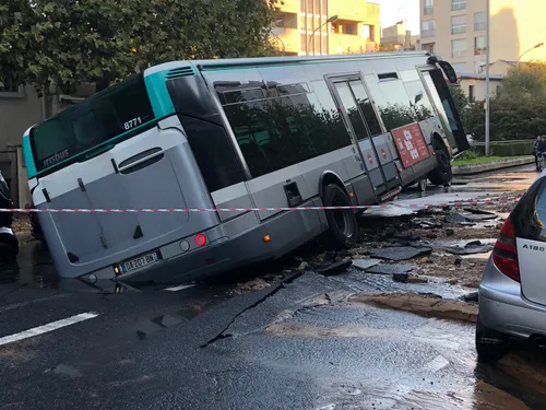 Un bus RATP se renverse après l’explosion d’une canalisation à...