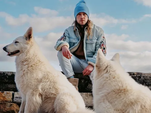 Julien Doré donne le nom de ses chiens à des croquettes : les...