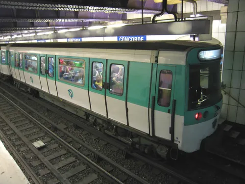Des passagers bloqués dans le noir pendant 2 heures dans le métro à...